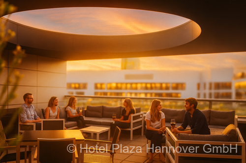 Viele Gäste auf der stilvoll möblierten, modernen Dachterrasse im warmen Licht des Abendrots. In der Decke der Terrasse ist ein kreisrunder Ausschnitt, durch den ein offener, farbenprächtiger Abendhimmel zu sehen ist.